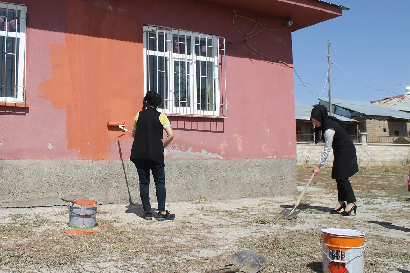 Öğretmenler görev yaptıkları köy okulunu boyayıp temizledi